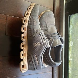 On Cloud Women’s size 8 sneaker